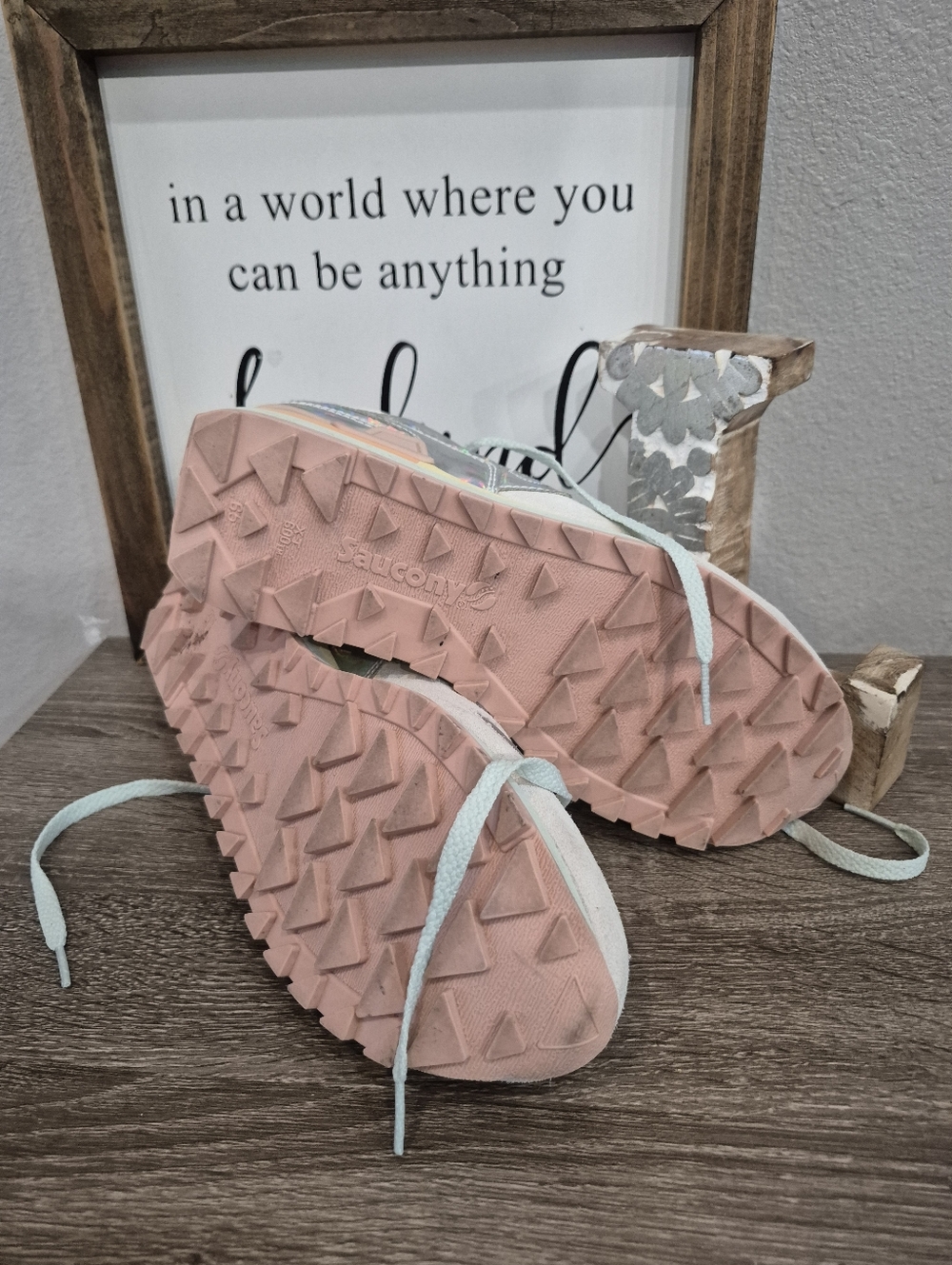 Saucony Women's Grey with Pastel Iridescent & Peach Accent Sneaker Size 8.5 - Picture 8 of 9